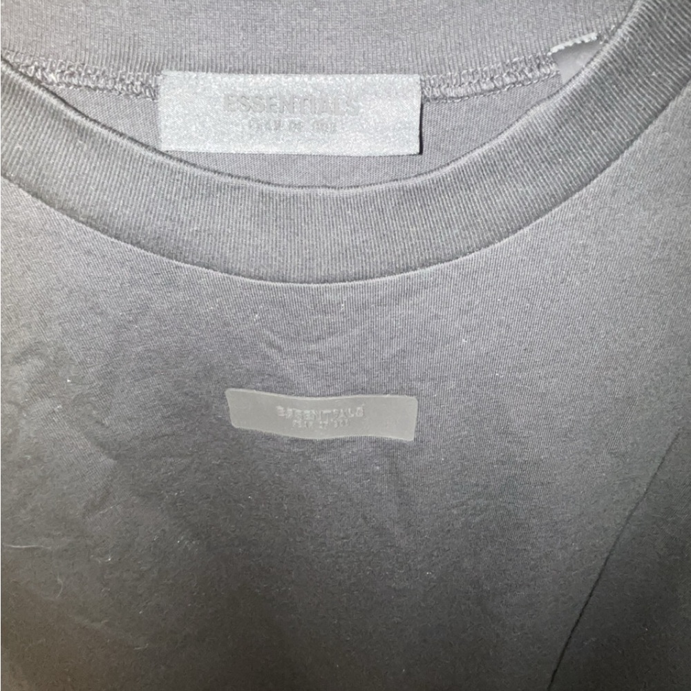 Essentials Tee Small BUT FITS like a med/ large brand new tag and bag🔥